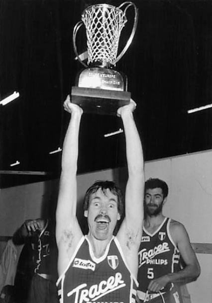 Gent, 7 aprile 1988, Mike D'Antoni (17 punti) alza la Coppa dei Campioni appena vinta sul Maccabi Tel Aviv (90-84). Sullo sfondo Fausto Bargna.